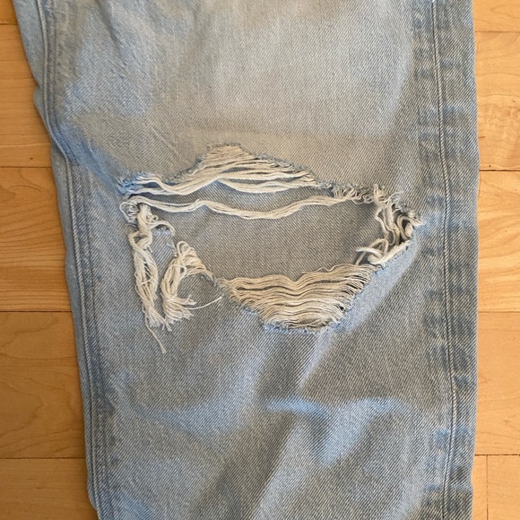 American Eagle Light Wash Distressed Mom Jeans - NWT - Picture 8 of 8
